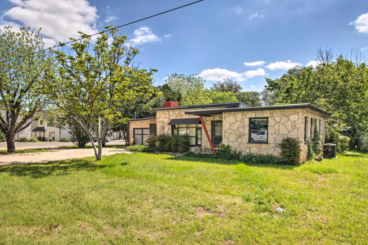 Remodeled Retro Home With Deck, Walk To Main Street! Blanco Exterior photo